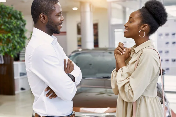 Mujer bonita le pide a su marido que compre un coche — Foto de Stock