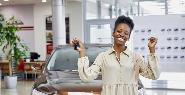 Donna africana detiene le chiavi dalla sua nuova auto in mano — Foto Stock