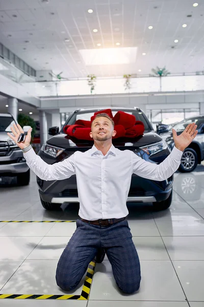 Schöner Mann kaufte endlich das Auto, von dem er träumte — Stockfoto