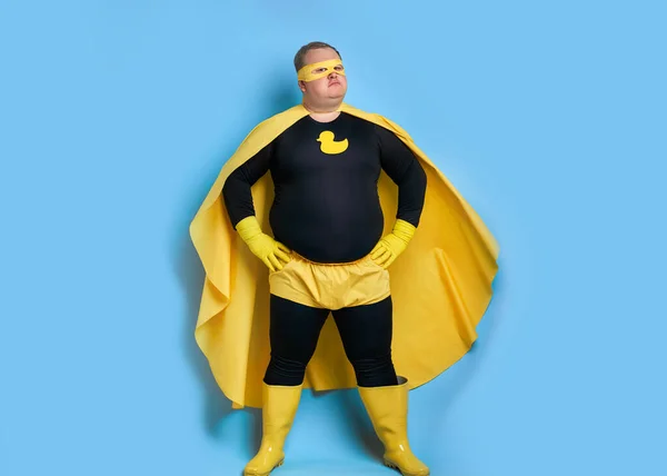 Дозволяє врятувати планету від очищення бруду в жовтому костюмі ізольовано — стокове фото