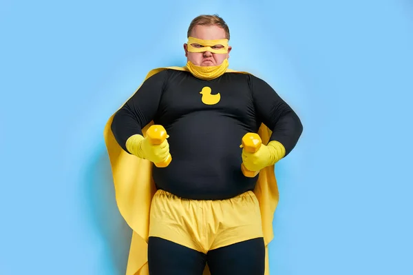 Сильний жирний супергерой показує м'язи — стокове фото