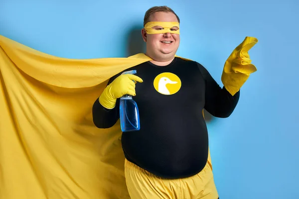 Amable sonriente hombre gordo con cara feliz mira a la cámara — Foto de Stock