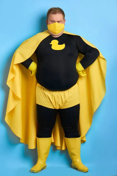 Фантастичний жирний супергерой захищає всесвіт — стокове фото