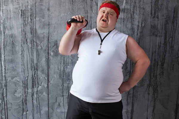 Homens fortes bombeia músculos com um kettlebell — Fotografia de Stock