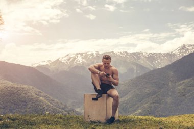 Crossfit stil jimnastik salonunda atlayan adam kutusu.