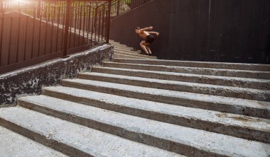 Kafkasyalı şirin bir atlamacı merdivenlerden uçuyor, açık havada yaya geçidi eğitimi yapıyor..