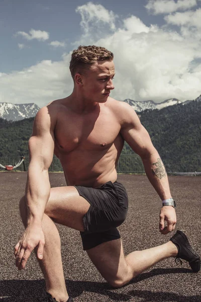 Junger Bodybuilder zeigt seine Muskeln im Freien — Stockfoto