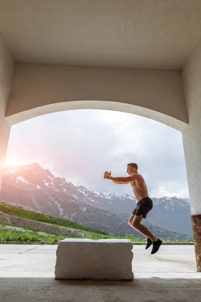 Man jumper gör explosiva styrka hopp, crossfit fitness träning — Stockfoto