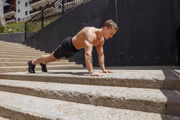 Trening sportowy push up ćwiczenia outdoor na klatce schodowej — Zdjęcie stockowe