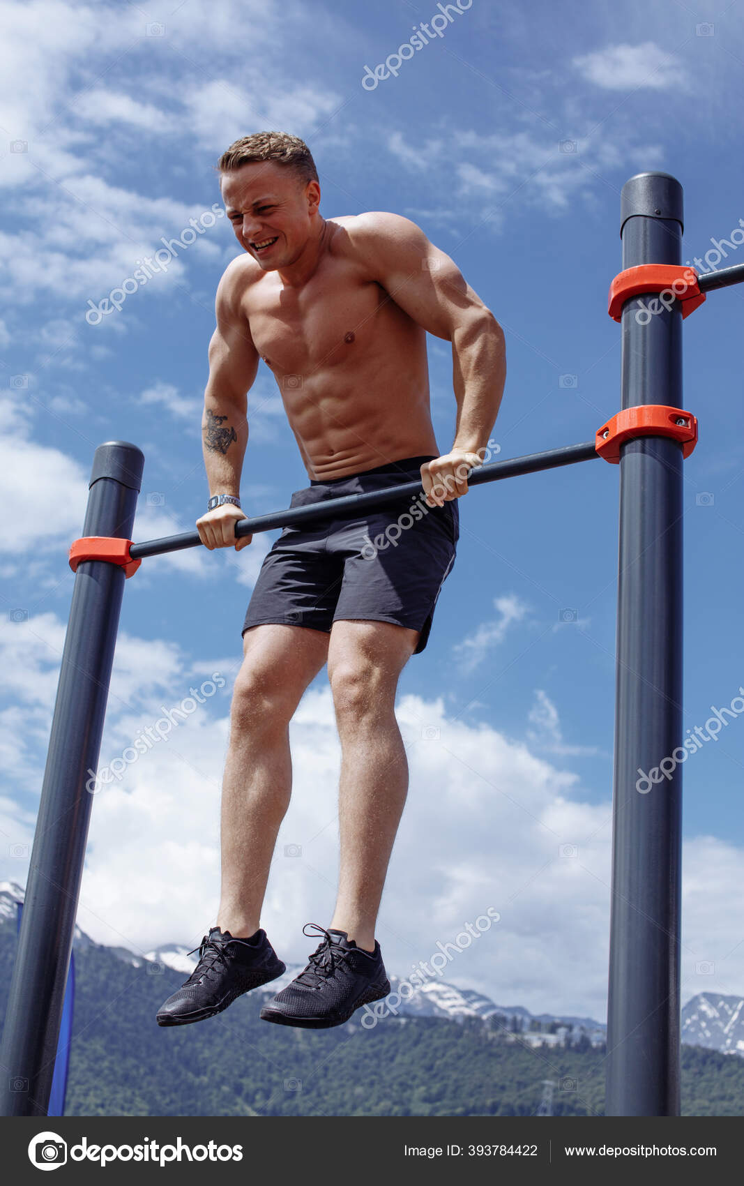Hombre deportivo haciendo ejercicio pull up en una barra