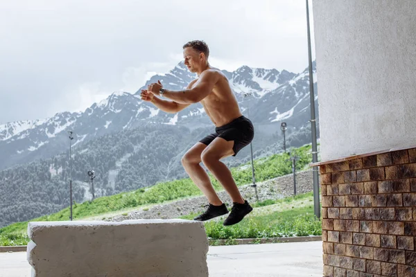 Jumper maschile che fa salti di forza esplosivi, allenamento di fitness crossfit — Foto Stock