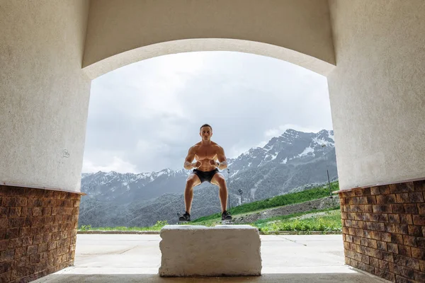 Jersey masculino haciendo saltos de fuerza explosiva, entrenamiento de fitness crossfit — Foto de Stock