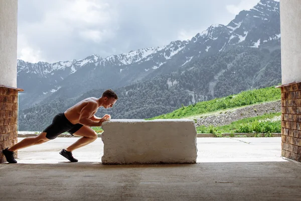 Athletic Man se prepara para boxear salto crossfit ejercicio al aire libre en las montañas — Foto de Stock