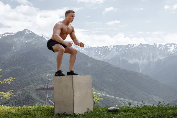 Jersey masculino haciendo saltos de fuerza explosiva, entrenamiento de fitness crossfit — Foto de Stock