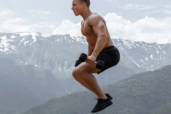 Jersey masculino haciendo saltos de fuerza explosiva, entrenamiento de fitness crossfit — Foto de Stock