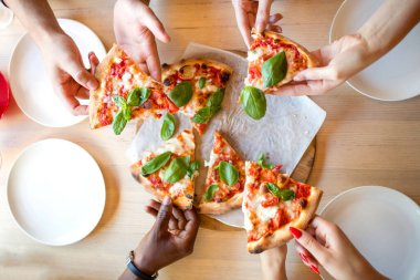 Arkadaşların yemek yediği masadan görünüm