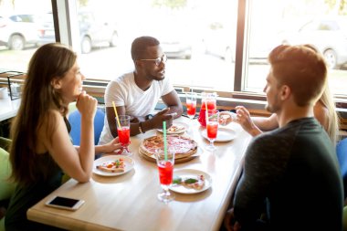 Vejetaryenler arkadaşlarının evinde buluşurken sağlıklı ve organik yiyecekler yerler.