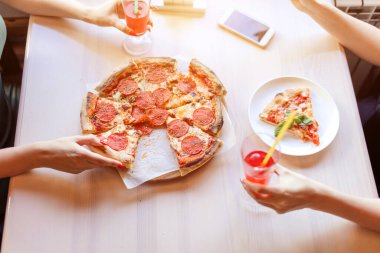 Arkadaşların yemek yediği masadan görünüm