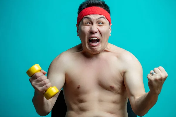 Asiático emocional hombre con desnudo torso ejercicio con dumbbells —  Fotos de Stock