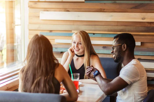 Přátelství, jídlo, oběd a lidé koncept - šťastný tým jíst pizzu v kavárně — Stock fotografie