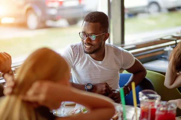 Amicizia, cibo, pranzo e persone concetto - squadra felice mangiare pizza al caffè — Foto Stock