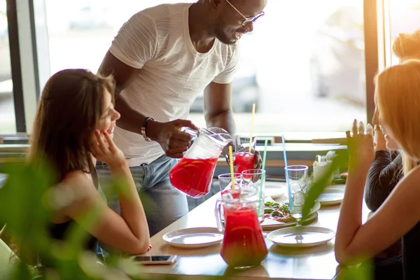 Amistad, comida, almuerzo y concepto de personas - equipo feliz comiendo pizza en la cafetería — Foto de Stock