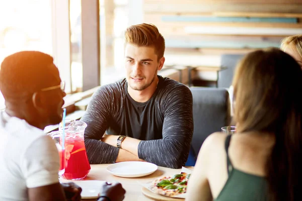 I vegetariani mangiano cibo sano e biologico durante l'incontro in casa degli amici — Foto Stock