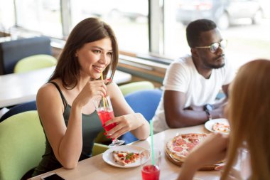 Vejetaryenler arkadaşlarının evinde buluşurken sağlıklı ve organik yiyecekler yerler.