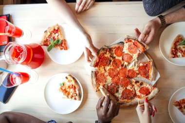 Arkadaşların yemek yediği masadan görünüm