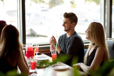 Vejetaryenler arkadaşlarının evinde buluşurken sağlıklı ve organik yiyecekler yerler.