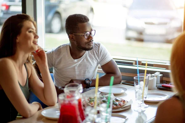 Barátság, étel, ebéd és emberek koncepciója - boldog csapat pizzát eszik a kávézóban — Stock Fotó