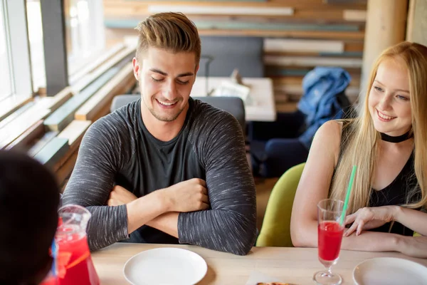 Los vegetarianos comen alimentos saludables y orgánicos durante la reunión en casa de amigos — Foto de Stock