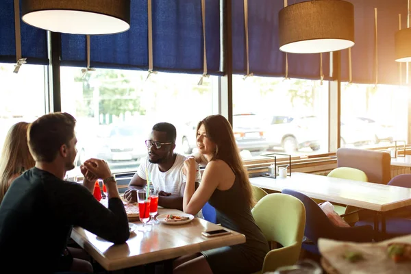 Vejetaryenler arkadaşlarının evinde buluşurken sağlıklı ve organik yiyecekler yerler.