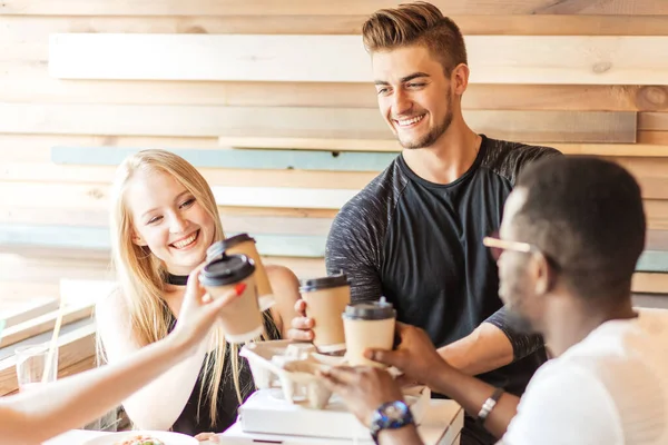 Personas, bebidas, concepto de comida - primer plano de amigo multiétnico tomando tazas de café — Foto de Stock