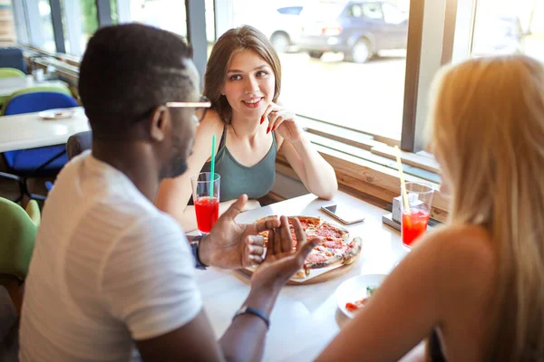 Amicizia, cibo, pranzo e persone concetto - squadra felice mangiare pizza al caffè — Foto Stock