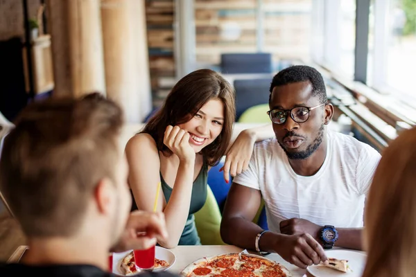 I vegetariani mangiano cibo sano e biologico durante l'incontro in casa degli amici — Foto Stock