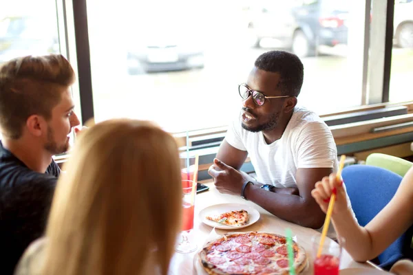 I vegetariani mangiano cibo sano e biologico durante l'incontro in casa degli amici — Foto Stock