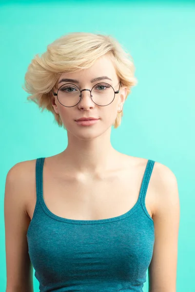 Belle femme blonde avec une coupe de cheveux élégante portant des lunettes - i — Photo