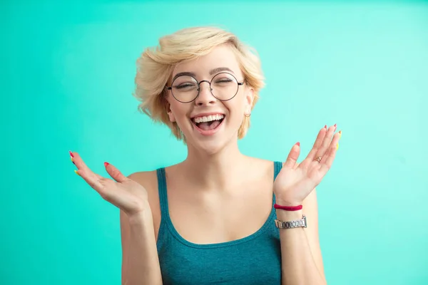 Mujer rubia feliz riendo. —  Fotos de Stock