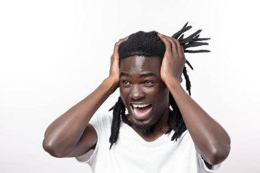 Kafasını tutarak panik içinde bağıran siyahi bir adamın portresi.