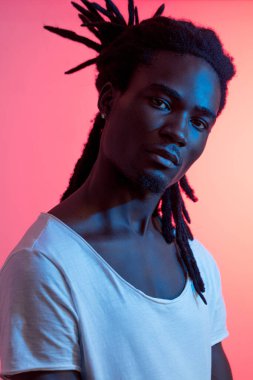 Mavi ve Mor Işıklar Altında Afrikalı Adam Portresi