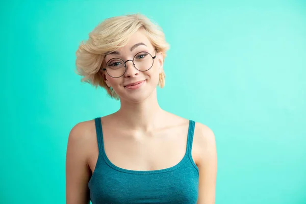 Modehaarschnitt. Frisur. Frau mit kurzen blonden Haaren. — Stockfoto