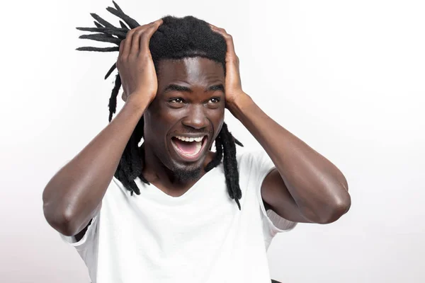 Portret van verraste zwarte man houdt hoofd in handen, schreeuwen in paniek — Stockfoto
