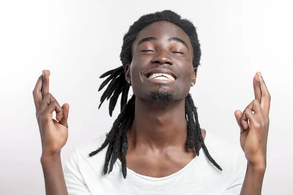 Afro-Amerikaanse man kruist vingers, donkere man wenst dromen — Stockfoto