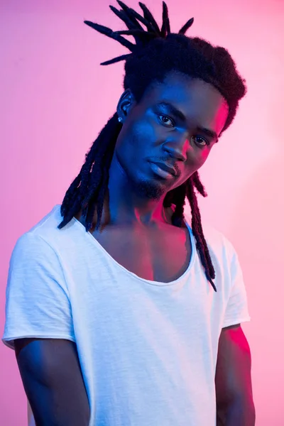 Retrato de hombre africano bajo luces azules y púrpuras - Ultravioleta — Foto de Stock