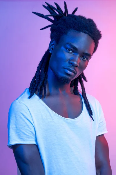 Портрет африканского человека под синими и фиолетовыми огнями - ультрафиолет — стоковое фото