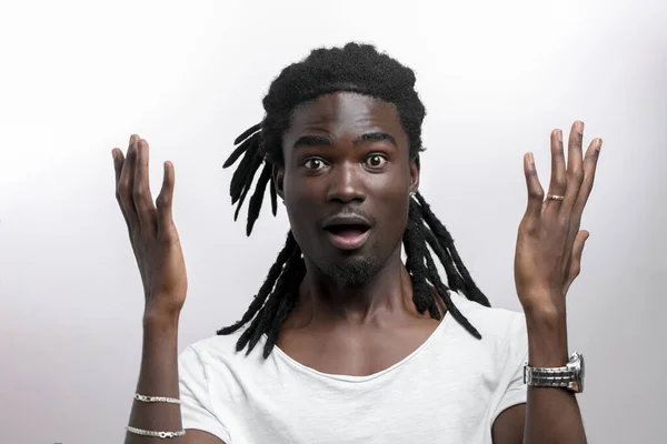 Geschokt Afro-Amerikaanse man draagt witte T-shirt kijken naar camera in verrassing — Stockfoto