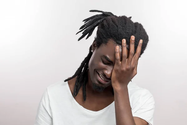 Africký Američan s dredy dělá facepalm gesto — Stock fotografie