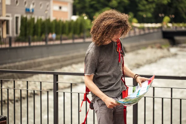 Yol haritası olan bir turist şehre girmek için bir yol arıyor. simgeleri ara — Stok fotoğraf