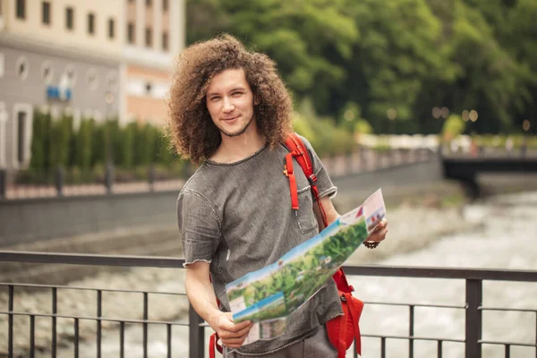 Touristen mit Routenplänen auf der Suche nach einem Weg in die Stadt. Sehenswürdigkeiten suchen — Stockfoto